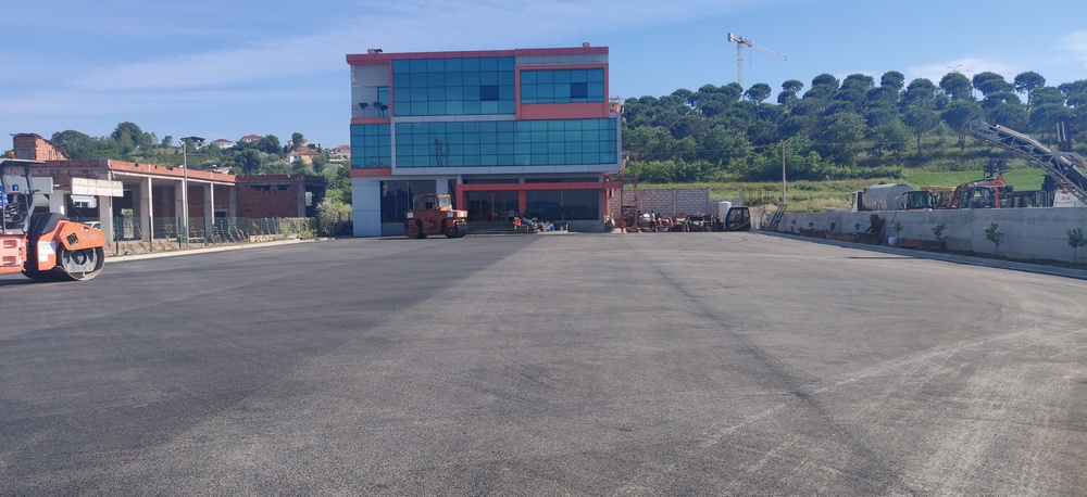 Asphalting system with asphalt modified with polymer (for the first time in Albania) in the square of the company “L-Shahini” Sh.p.k.