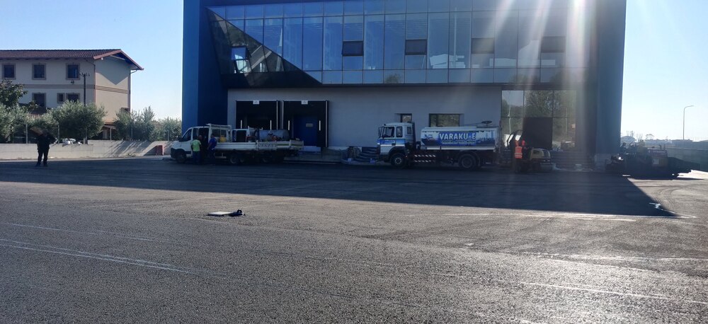 Asphalt work in the building in the square of the McFood cantier, in Kavaje